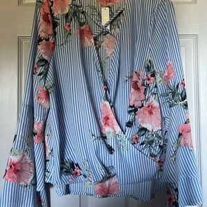 ⚡️SALE⚡️🆕 | 🌸 Charming Charlie Wrap Top